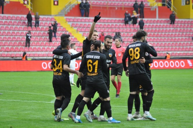 Artem Kravets ilk golünü attı