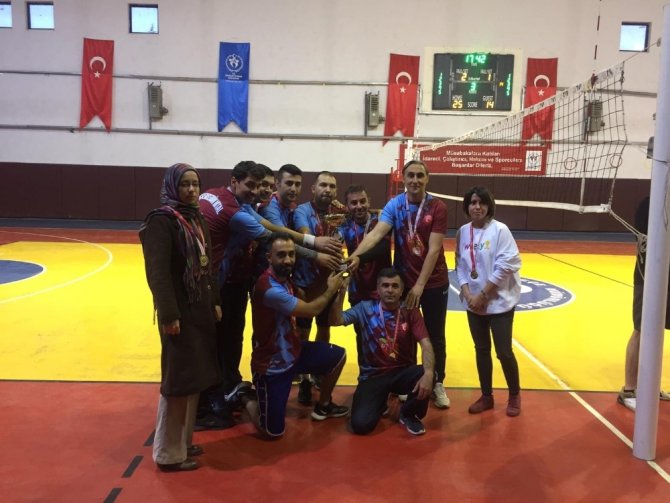 Öğretmenler Arası Voleybol Turnuvası Şampiyon Yukarı Gökdere Ortaokulu