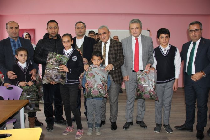 Hakkari'de bin 100 öğrenciye mont yardımı yapıldı