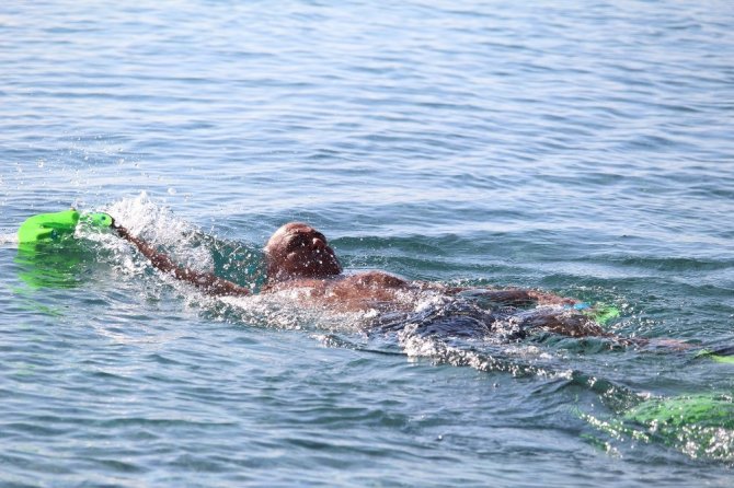 Antalyalılar denizde ısınıyor