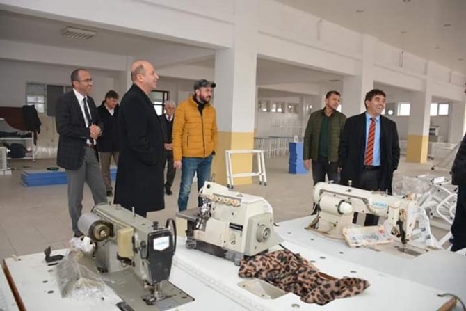 Kaymakam Kaya ve Başkan Bozkurt tekstil atölyesinde devam eden çalışmaları inceledi