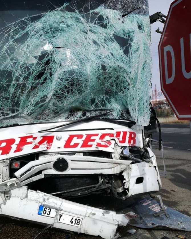 Ankara’da yolcu otobüsü kamyonla çarpıştı: 2 yaralı