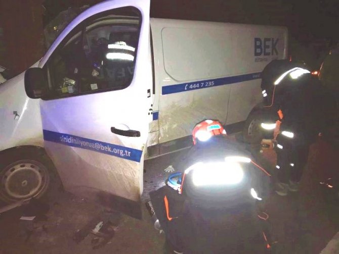 Kütahya’da araçta sıkışan sürücüyü AFAD ekipleri kurtardı