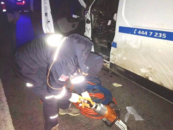Kütahya’da araçta sıkışan sürücüyü AFAD ekipleri kurtardı