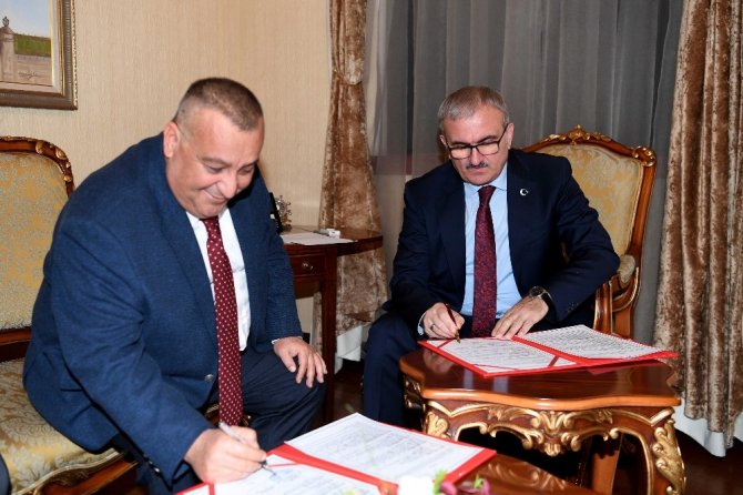 Vali Münir Karaloğlu, hayırsever Doktor Cenk Beyaz ile Okul Protokolü imzaladı.