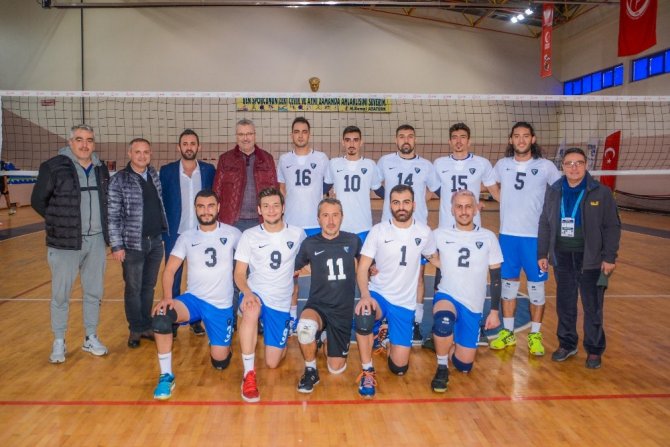 Karacabey Belediyespor Voleybol Takımı şampiyonluk yolunda