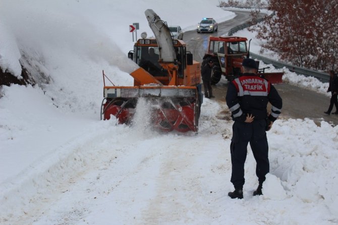 Kar 4 köy yolunu ulaşıma kapattı