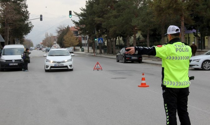 Erzincan’da trafik ekiplerinden kış lastiği denetimi