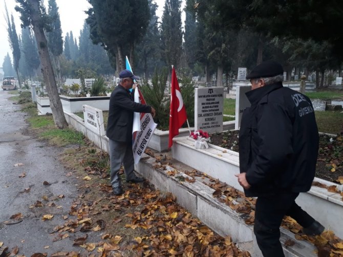 Eski Bakan Kırımlı kabri başında anıldı