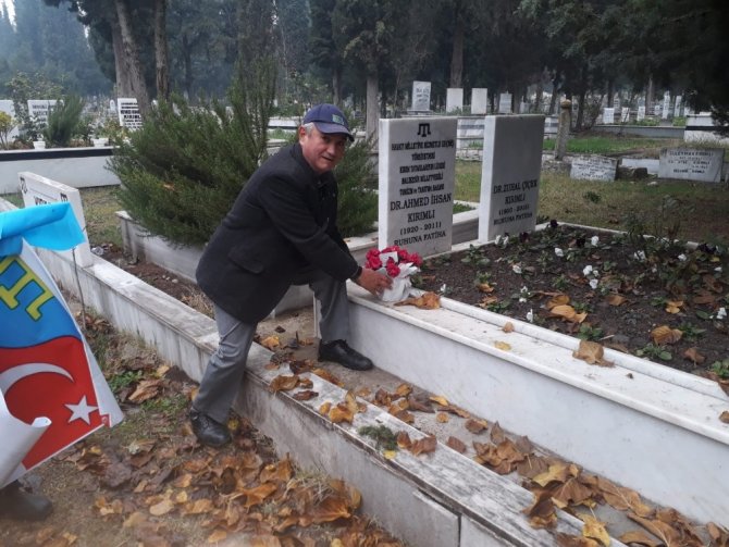 Eski Bakan Kırımlı kabri başında anıldı