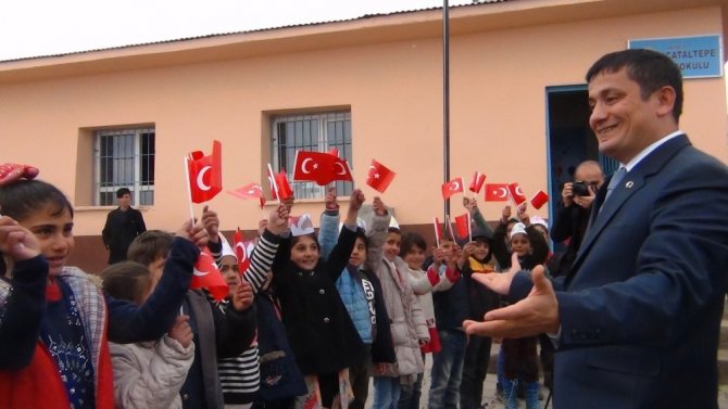 Çocuklardan Başkan Vekili Mehmetbeyoğlu’na bayraklı karşılama