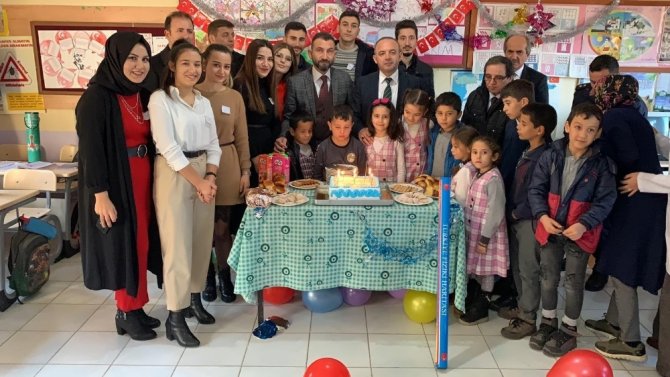 Burhaniye’de üniversiteli gençler köy okullarına umut oldu