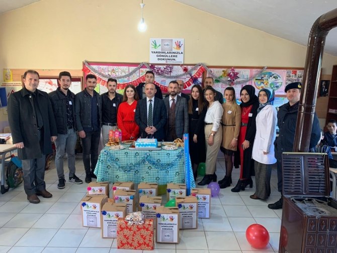 Burhaniye’de üniversiteli gençler köy okullarına umut oldu