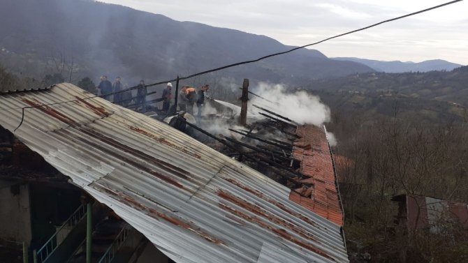 İki katlı evin çatısındaki yangın korkuttu