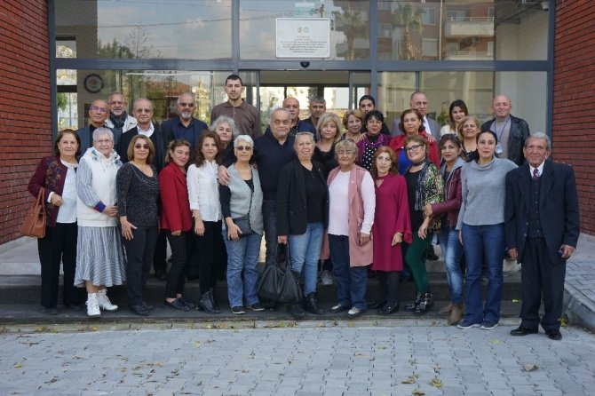 Mezitli’deki Aktif Yaş Alma Merkezindeki Türk sanat müziği korusuna her yaştan insan katılıyor