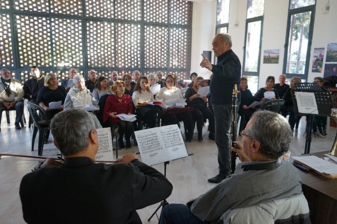 Mezitli’deki Aktif Yaş Alma Merkezindeki Türk sanat müziği korusuna her yaştan insan katılıyor
