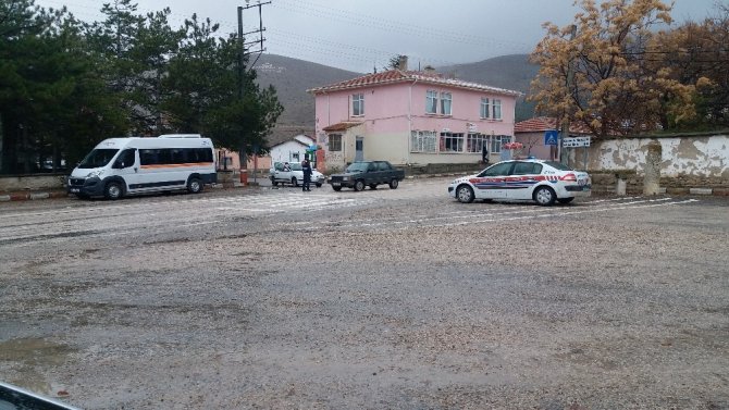Sivrihisar’da Jandarma Trafik Timi okul önünde servis şoförleri denetledi