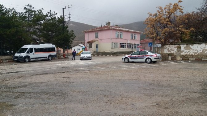 Sivrihisar’da Jandarma Trafik Timi okul önünde servis şoförleri denetledi