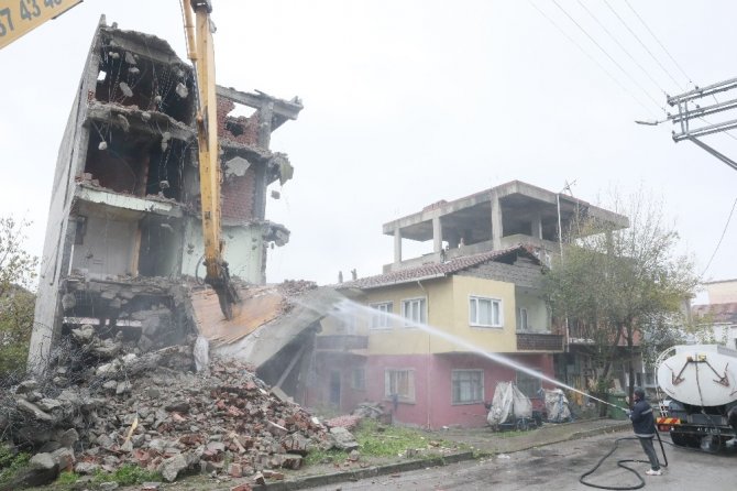 Körfez’de orta hasarlı binalar yıkılıyor