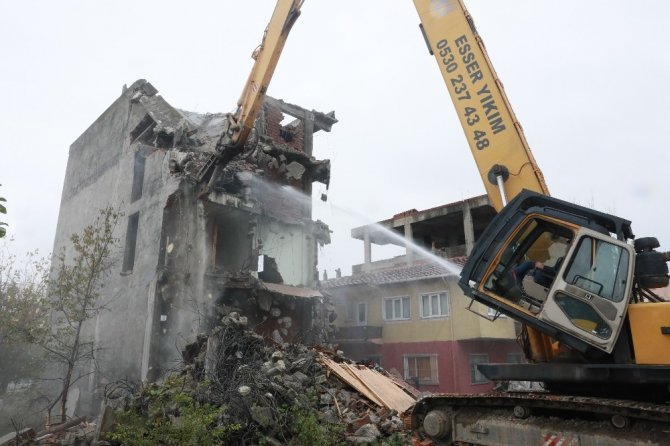 Körfez’de orta hasarlı binalar yıkılıyor
