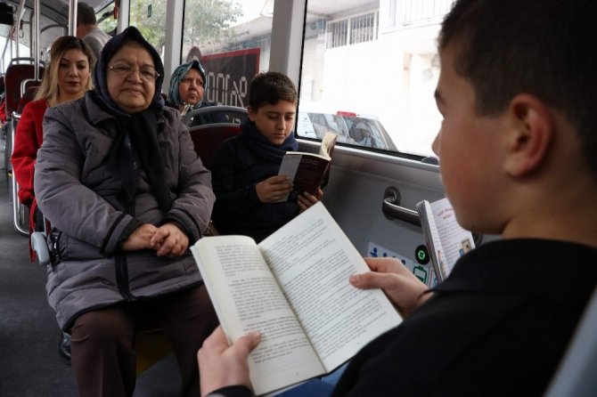 Öğrenciler halk otobüslerinde farkındalık için kitap okudu