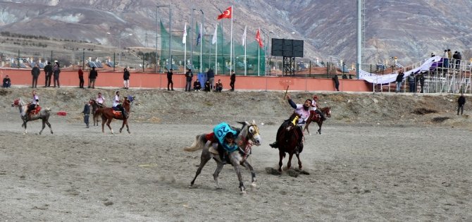 Erzincan’da ata sporu cirit yaşatılıyor