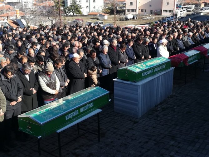 Kırşehir’de kazada hayatını kaybeden aile son yolculuğuna uğurlandı