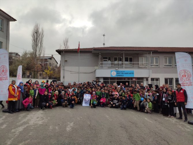 Malatya ve Elazığlı gençlerden huzurevi ve okul ziyareti