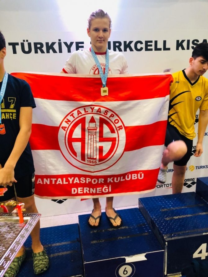 Antalyaspor yüzme takımı madalyaları topluyor