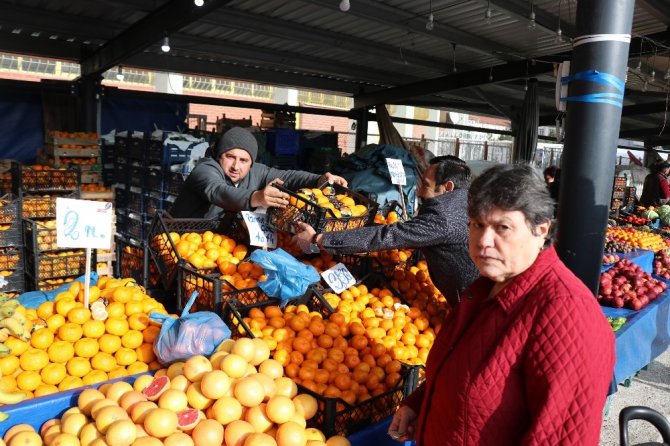 Bolu’da, ihtiyaç sahipleri için halk pazarında yardım tezgahı kuruldu