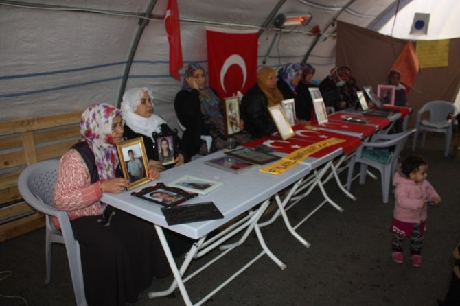 HDP önündeki ailelerin evlat nöbeti 105’inci gününde