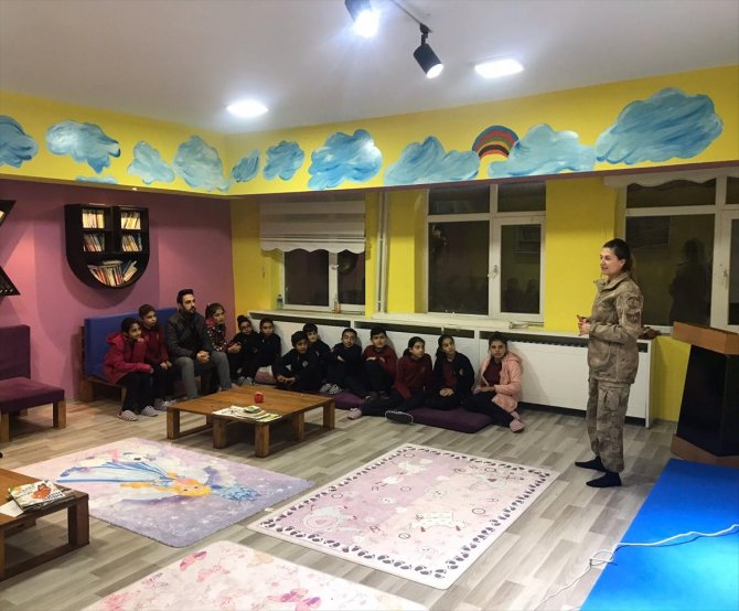 Kars'ta jandarma görevlileri öğrencilere trafik eğitimi verdi