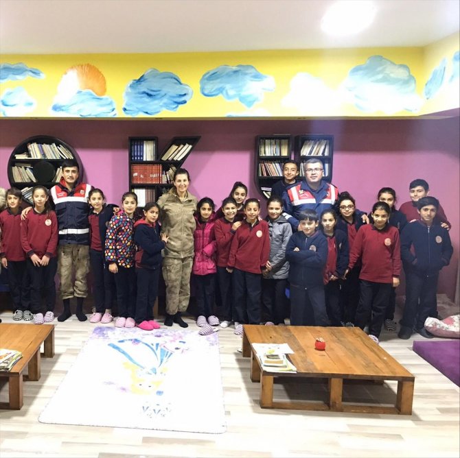 Kars'ta jandarma görevlileri öğrencilere trafik eğitimi verdi