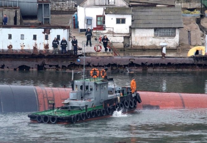 Kırım’da su almaya başlayan Rus denizaltısı kontrollü batırılıyor