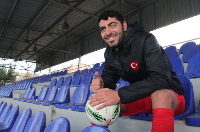 Yüzücü olmak isterken gözlerini kaybeden Mehmet Dinçer hayata futbolla tutundu