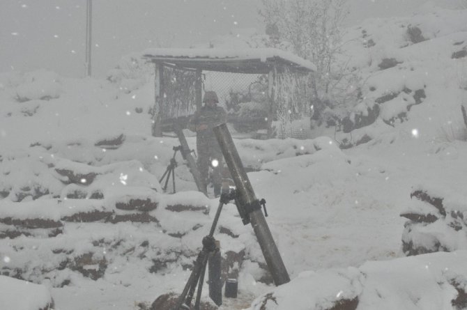Mehmetçik çetin kış şartlarına rağmen vatan nöbetini sürdürüyor