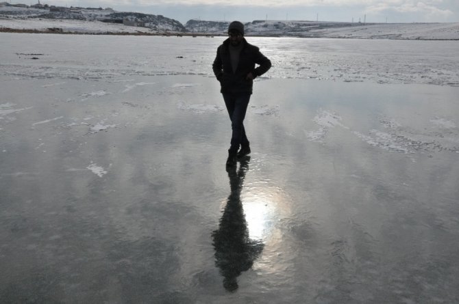 Gençlerin Çıldır Gölü’nde buzla sınavı