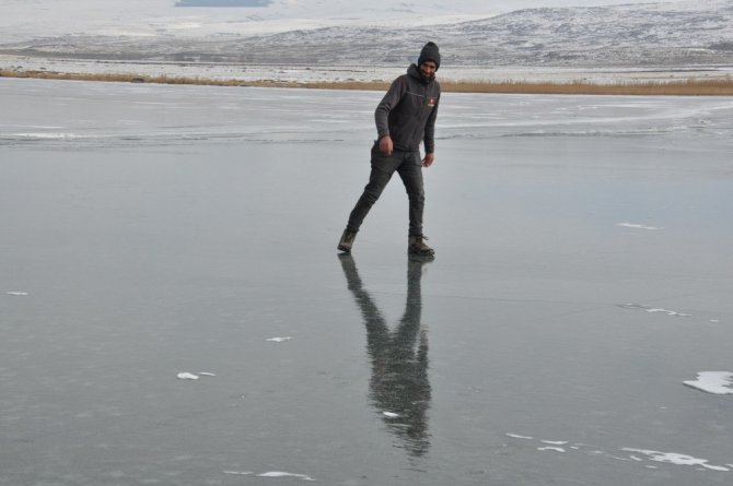 Gençlerin Çıldır Gölü’nde buzla sınavı