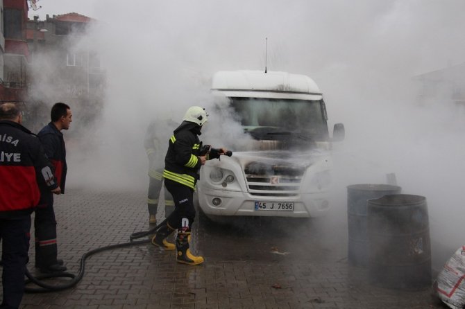 Park halindeki okul taşıtı alev alev yandı