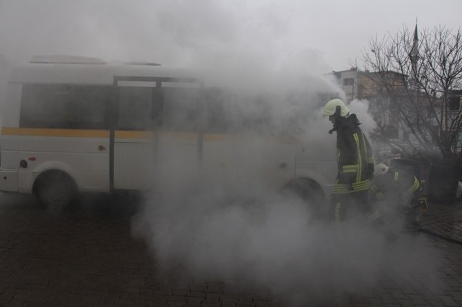 Park halindeki okul taşıtı alev alev yandı