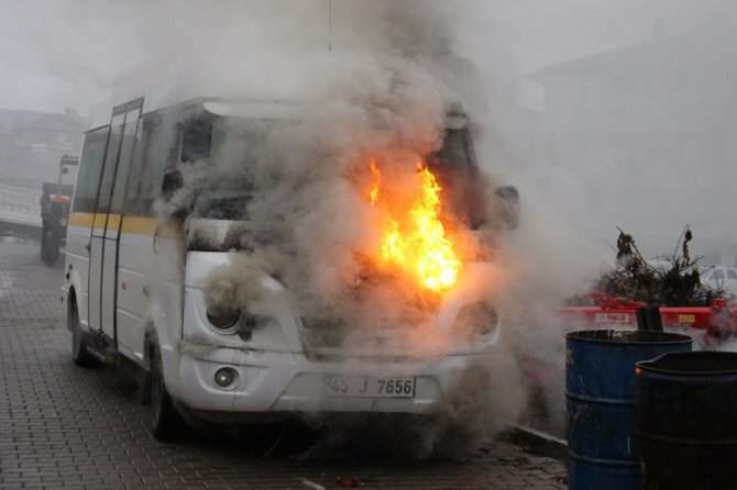 Park halindeki okul taşıtı alev alev yandı
