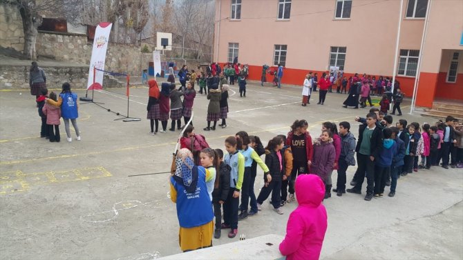 Keban'da El-Aziz Mobil Gençlik Merkezi Projesi kapsamında öğrencilere yönelik etkinlik