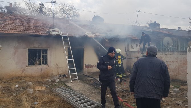 Erzincan'da metruk bina yangını