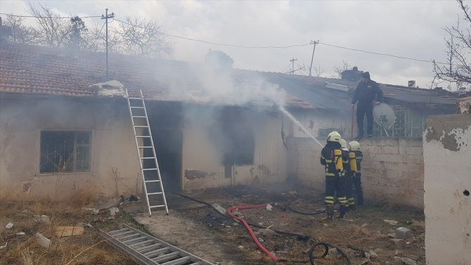 Erzincan'da metruk bina yangını