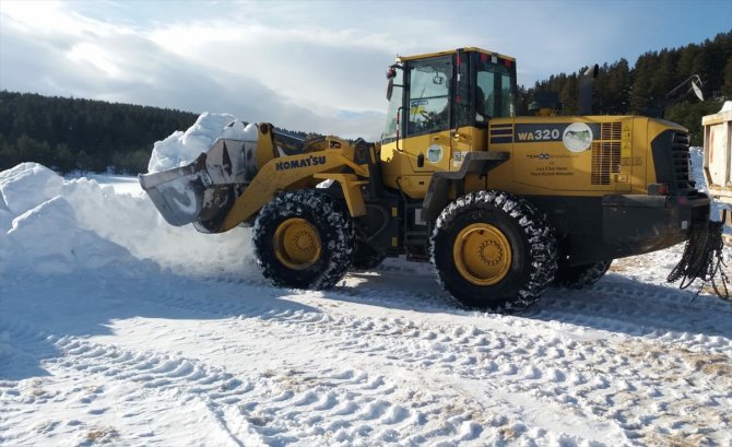 Kars'ta yapılacak şehit heykelleri için kamyonlarla kar taşınıyor