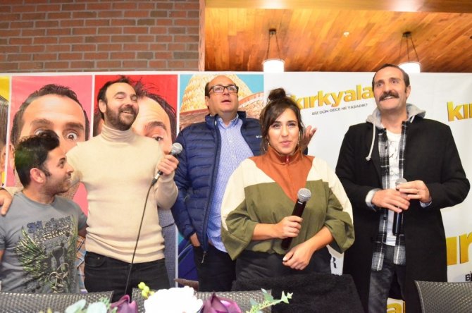 “Kırk Yalan” filminin oyuncuları hayranlarıyla buluştu
