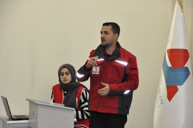 Türk Kızılay'dan Doğubayazıt'ta üniversite öğrencilerine konferans