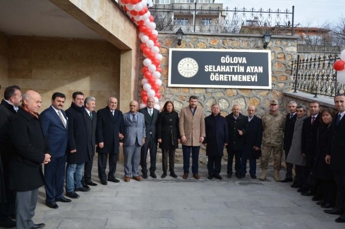 Gölova’da öğretmenevi ve halı saha törenle hizmete açıldı
