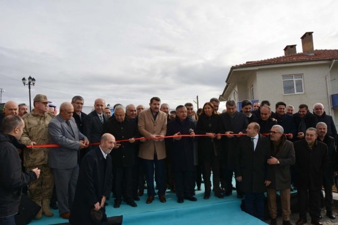 Gölova’da öğretmenevi ve halı saha törenle hizmete açıldı