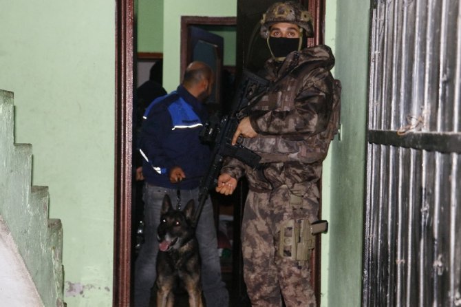 Uyuşturucu satıcılarına şafak baskını